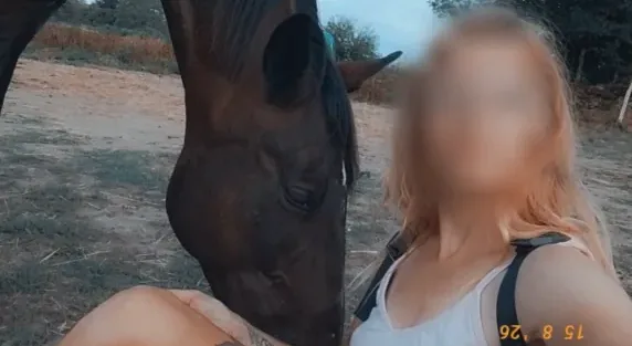 Andrea, 33