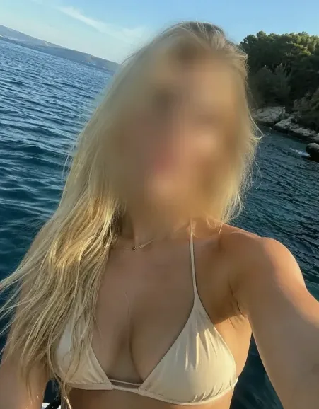 Andrea, 27