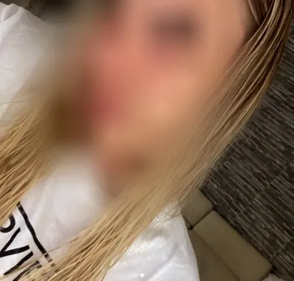 Laura, 20