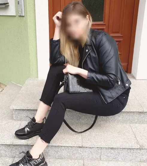 Lilly, 37